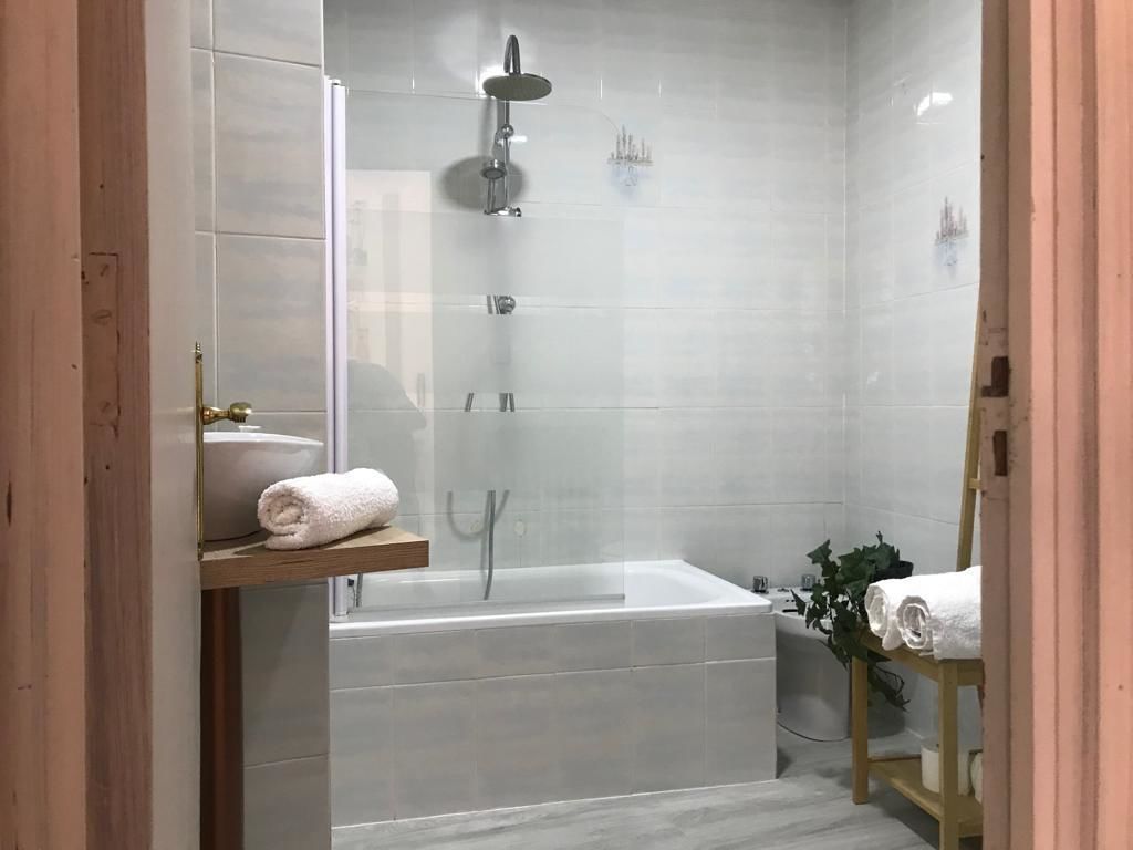 Apartment, 2 Bedrooms (El Loft Industrial) | Bathroom | Bathtub, hair dryer, towels, soap