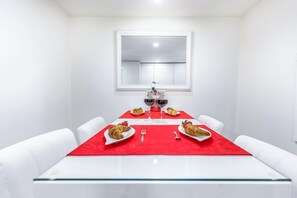 Appartement, 1 chambre | Cuisine privée | Réfrigérateur, four à micro-ondes, un four, surface de cuisson