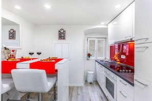 Apartamento, 1 quarto | Cozinha privada | Geladeira, micro-ondas, fogão, cooktop