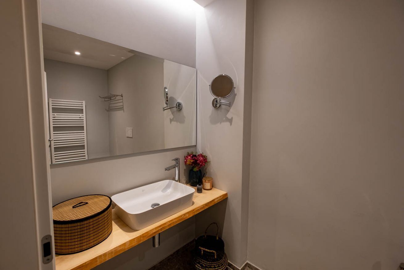 Een douche, een haardroger, een bidet, handdoeken