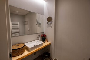 Douche, sèche-cheveux, bidet, serviettes fournies