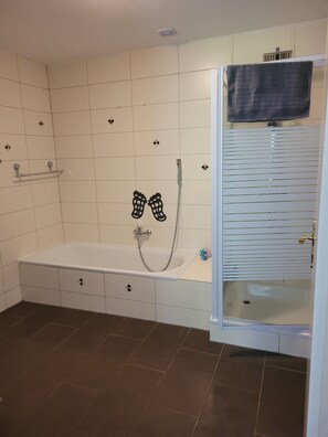 Jabón y papel de baño 