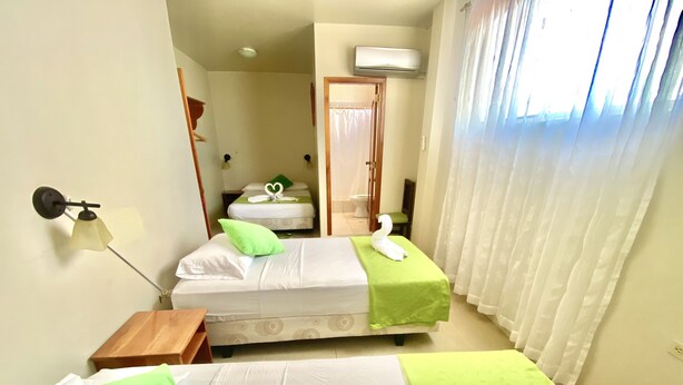 标准三人房 | 笔记本电脑工作区、折叠床/加床（额外收费）、免费 WiFi、特色装修