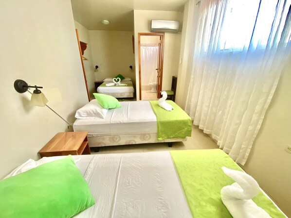 標準三人房 | 獨特裝潢、布置獨特、筆電工作空間、折疊床/加床