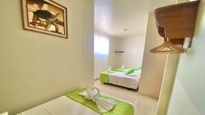 标准三人房 | 笔记本电脑工作区、折叠床/加床（额外收费）、免费 WiFi、特色装修