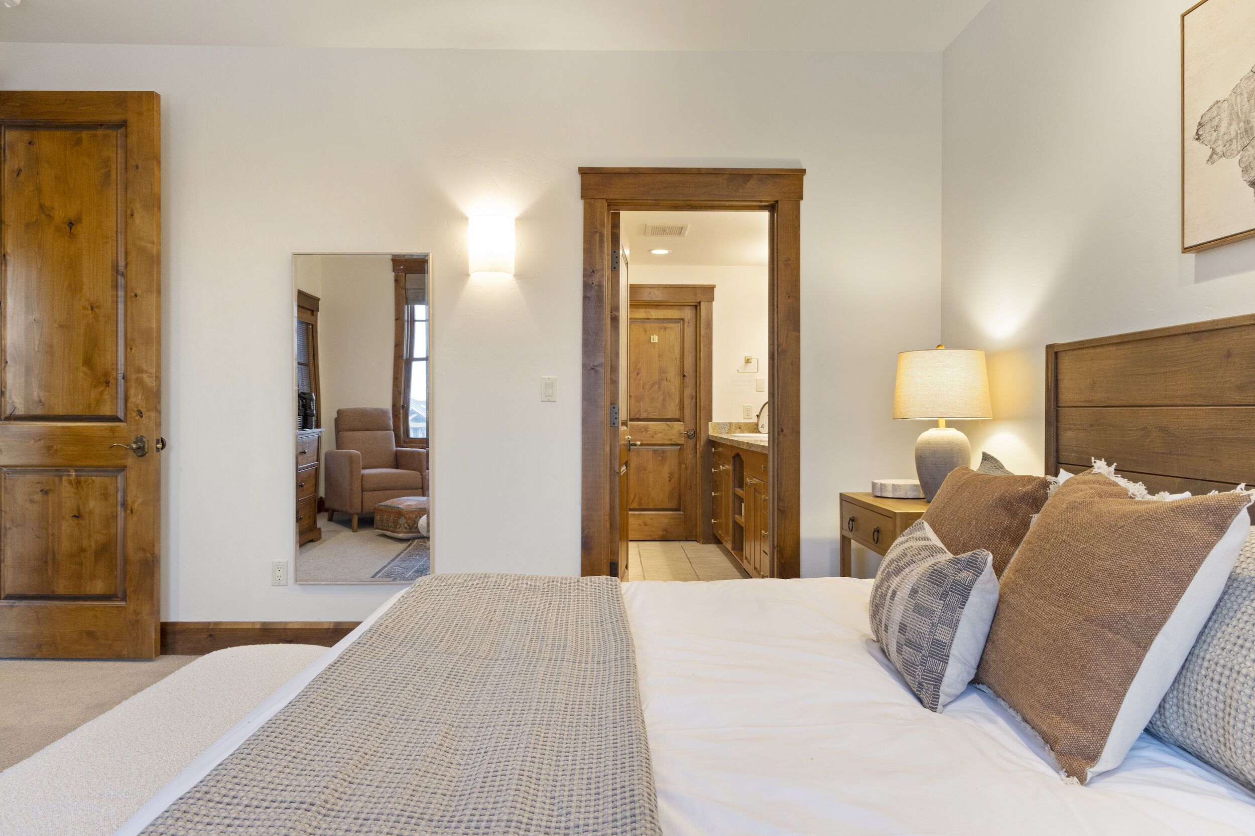 3 habitaciones, tabla de planchar con plancha, wifi y ropa de cama 