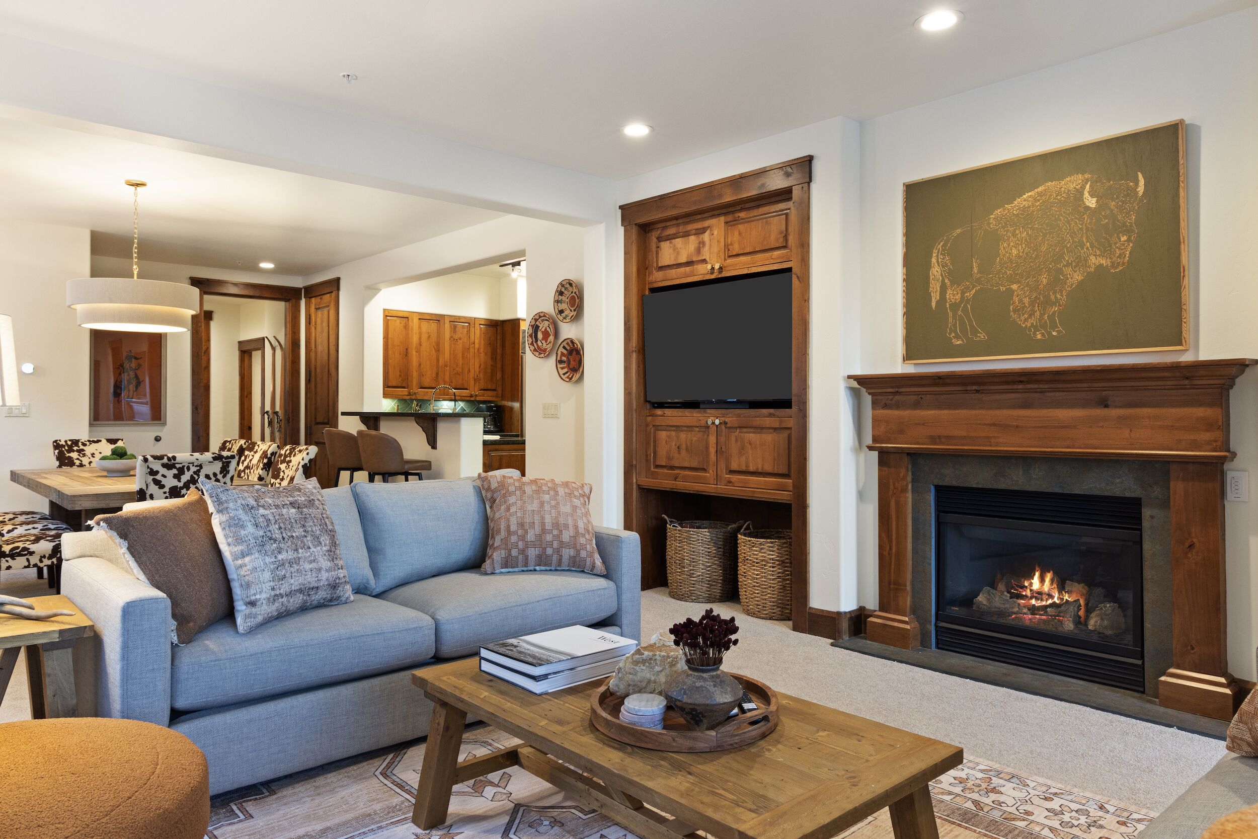 Smart TV y chimenea 
