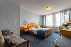 Dobbeltrom | Minibar, safe på rommet, skrivebord og blendingsgardiner