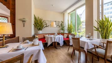 Café da manhã com buffet diário (EUR 18 por pessoa)