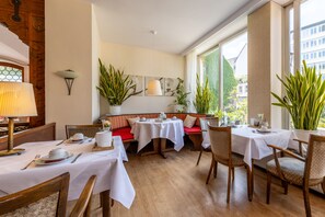 Desayuno buffet todos los días (EUR 18 por persona) 