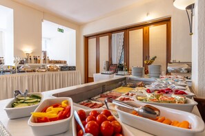 Daily buffet breakfast for a fee - TRIP INN Hotel Aschaffenburger Hof (Aschaffenburg)