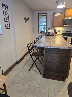 Dining - KEZAR LK,  sleeps 10. Dogs w/fee, 1 mile Golf/beachs/trail ,outside shower

 (Lovell)