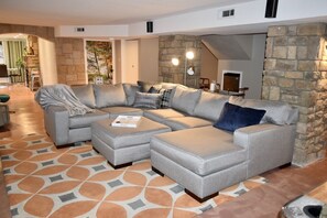 Fernseher, Kamin, DVD-Player, Bücher