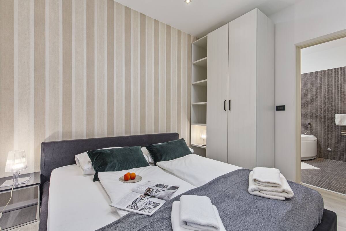 Double Room, Hot Tub (3) | Iron/ironing board, WiFi (free), bed sheets