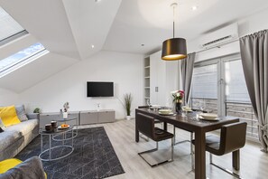 Apartment (Smart) | Essbereich im Zimmer