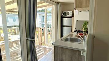 Chalet, 3 kamar tidur, teras | Dapur pribadi | Lemari es besar, kompor, mesin pembuat kopi/teh, dan ketel listrik