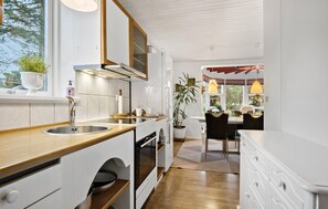 Kylskåp, mikrovågsugn, spishäll och diskmaskin