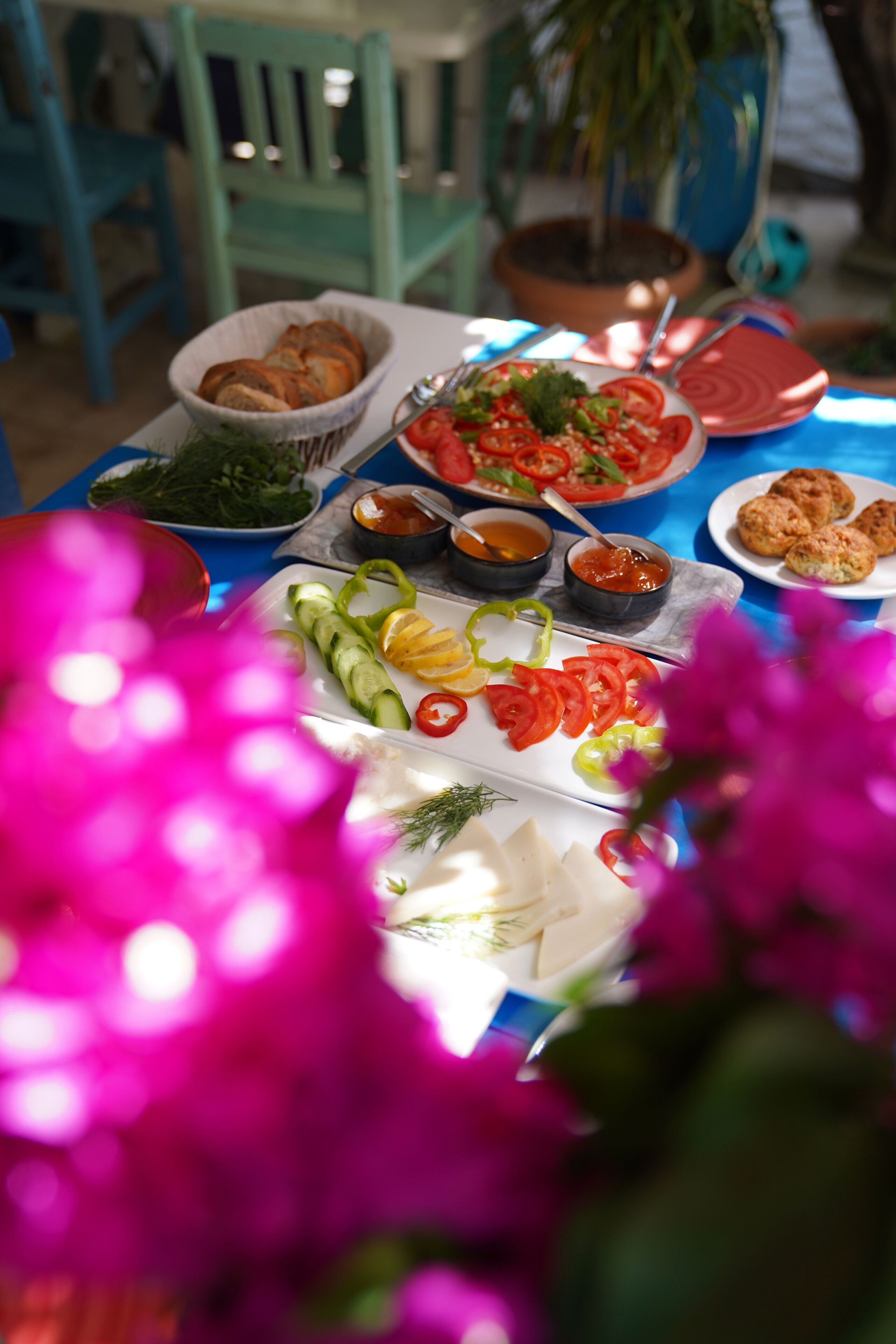 Een tafel met verschillende soorten eten en een potplant.
