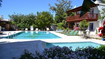 Piscine extérieure, parasols de plage, chaises longues