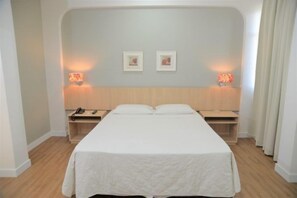 Habitación estándar con 1 cama matrimonial o 2 individuales | Minibar, escritorio, cortinas blackout y wifi gratis 