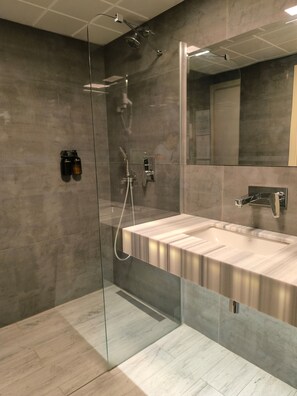 Douche, douche à « effet pluie », sèche-cheveux, chaussons