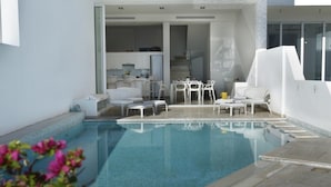 Una piscina al aire libre, tumbonas