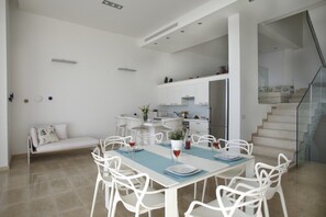 Villa, 4 soverom, privat basseng | Spiseområde på rommet