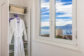 Soundproofing, iron/ironing board, free WiFi, bed sheets - Apartment Consensus (Rijeka)