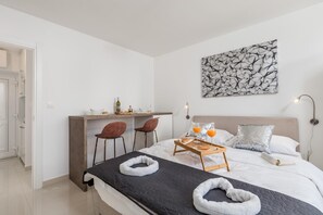Soundproofing, iron/ironing board, free WiFi, bed sheets - Apartment Consensus (Rijeka)
