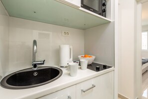 Studio | Private kitchenette | Fridge, microwave, stovetop, coffee/tea maker - Apartment Consensus (Rijeka)