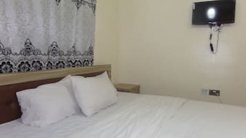 Apartamento, 2 habitaciones | Escritorio, tabla de planchar con plancha, wifi gratis y ropa de cama