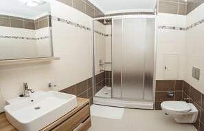 Shower, rainfall showerhead, slippers - Hotel Marma Beach (Bodrum)