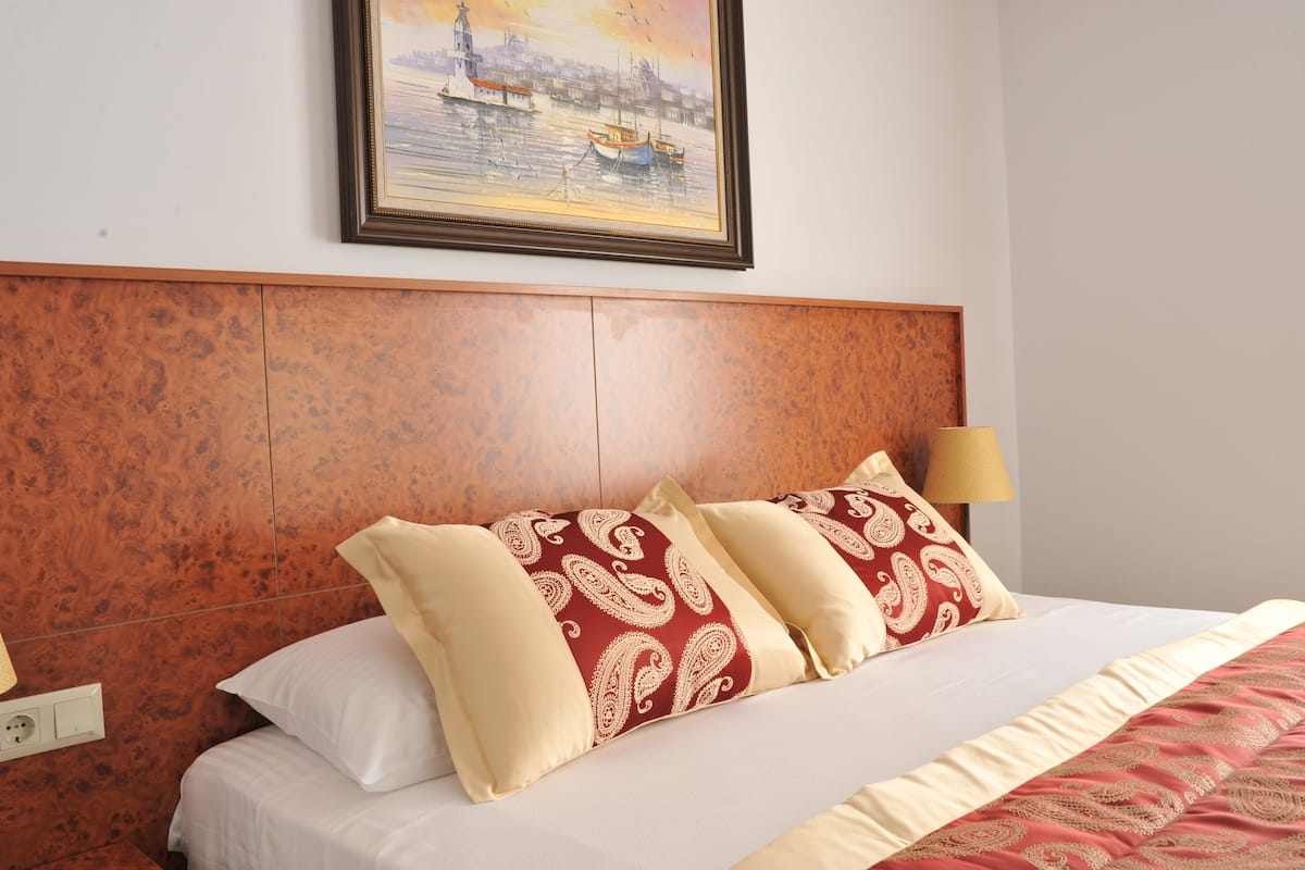 Kamar Double Standar | Tirai kedap cahaya, kedap suara, dan tempat tidur lipat/tambahan