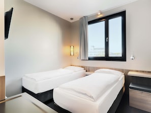 Habitación con 2 camas individuales | Escritorio, cortinas blackout y insonorización