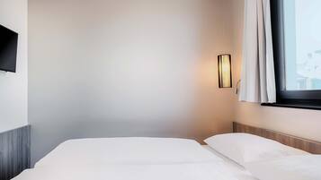 Escrivaninha, cortinas blackout, quartos à prova de som