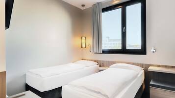 Schreibtisch, Verdunkelungsvorhänge, schallisolierte Zimmer