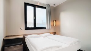 Kamar Double | Meja kerja, tirai kedap cahaya, kedap suara, dan setrika/meja setrika