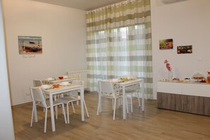 Esmorzar diari de cuina local gratuït