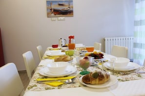 Free daily local cuisine breakfast - B&B Appiddaveru (Catania)