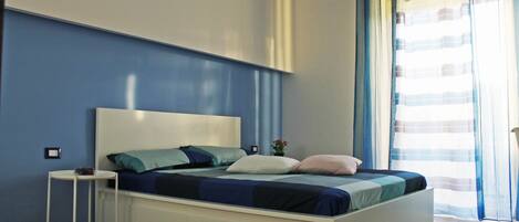 Cubrecamas, decoración personalizada, muebles diferentes y escritorio