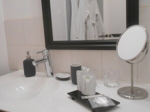 Suite Confort, vue jardin (Le Rouge et le Noir) | Lavabo de la salle de bain