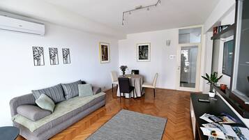 Departamento, 2 habitaciones, balcón | Sala de estar | Televisión de pantalla plana
