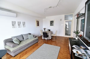 Appartement, 2 chambres, balcon | Salle de séjour | Télévision à écran plat