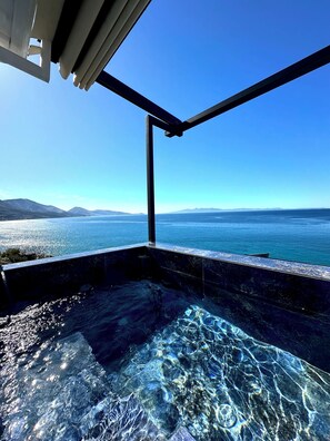 A clear view of a swimming pool with a view of the ocean and mountains in the background. - Qeparo Napolon Complex (Himarë)