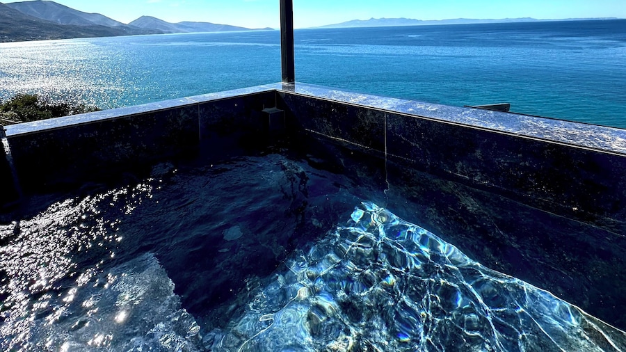 Qeparo Napolon Complex