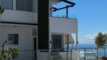 Vista frontal de la propiedad