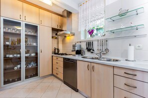 Apartment | Private kitchen | Fridge, microwave, oven, stovetop - Apartment Jasmina (Rijeka)