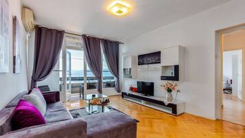 Apartment | Living room | Flat-screen TV