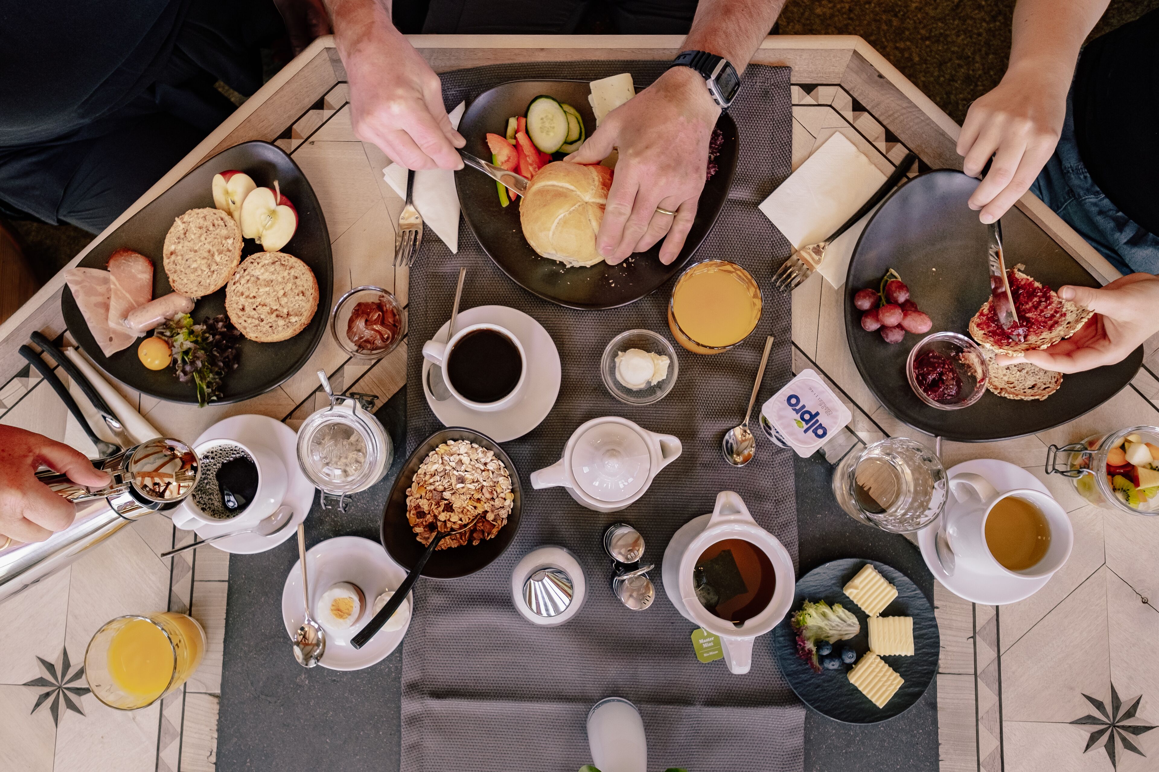 Un buffet de petit-déjeuner proposant une variété d'aliments et de boissons.