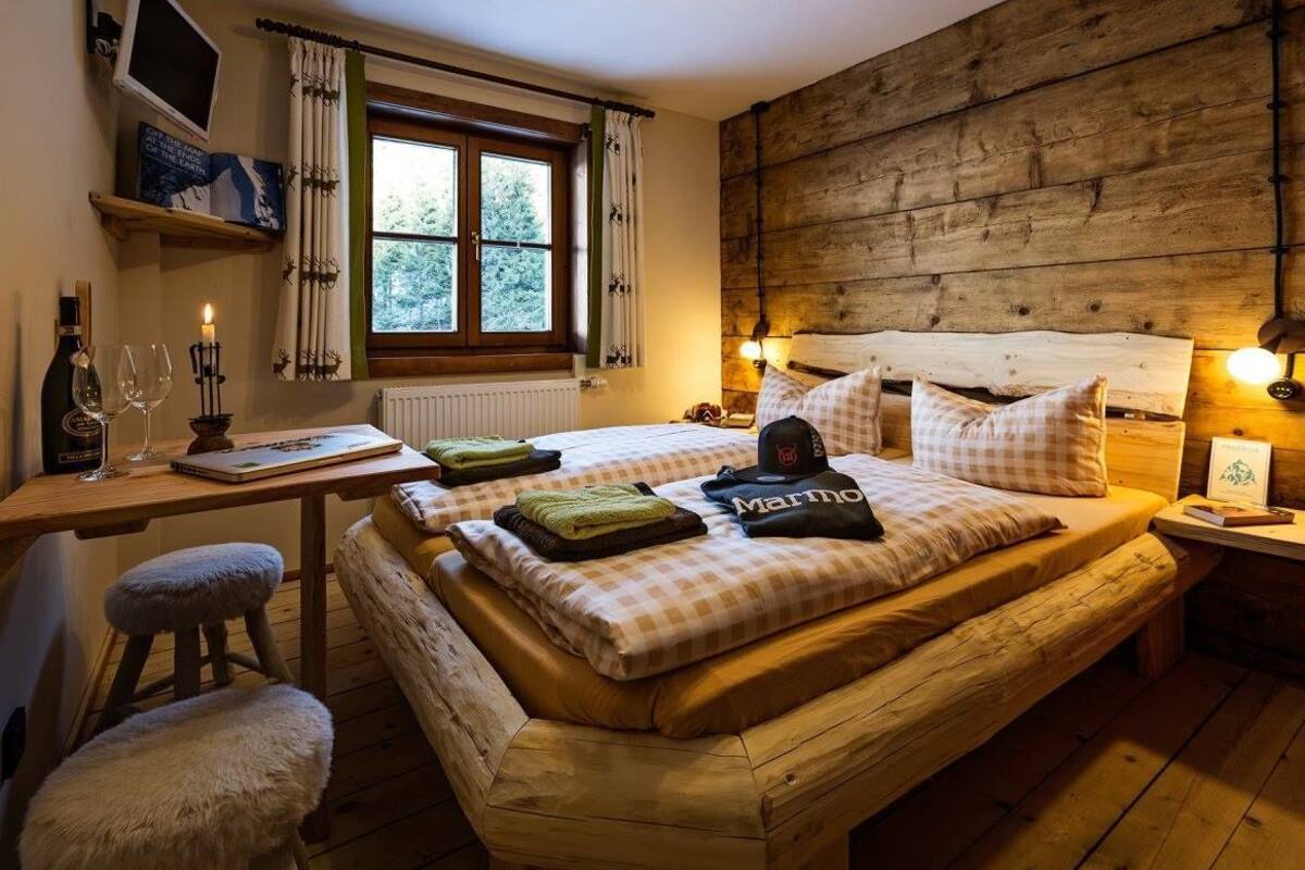 Quarto casal básico | Wi-Fi de cortesia, individualmente mobiliados, roupa de cama